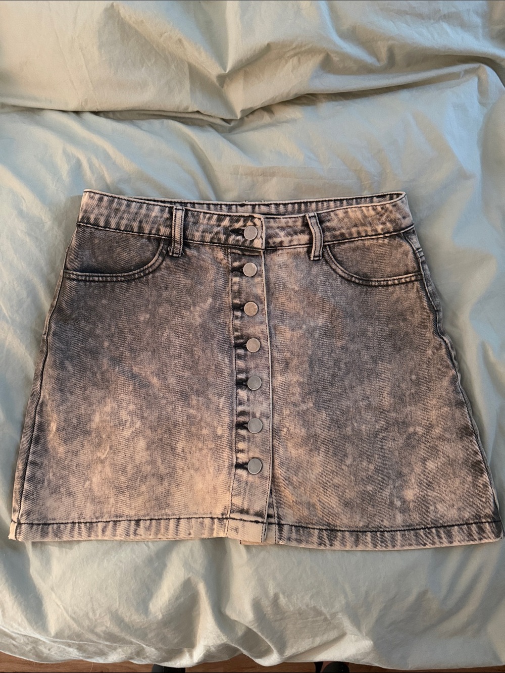 Forever 21 Acid Wash Button-Front Mini Skirt in Grey